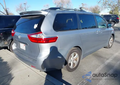 2015 Toyota Sienna Le 8 Passenger z USA, uszkodzony, nr VIN 5TDKK3DC3FS554471